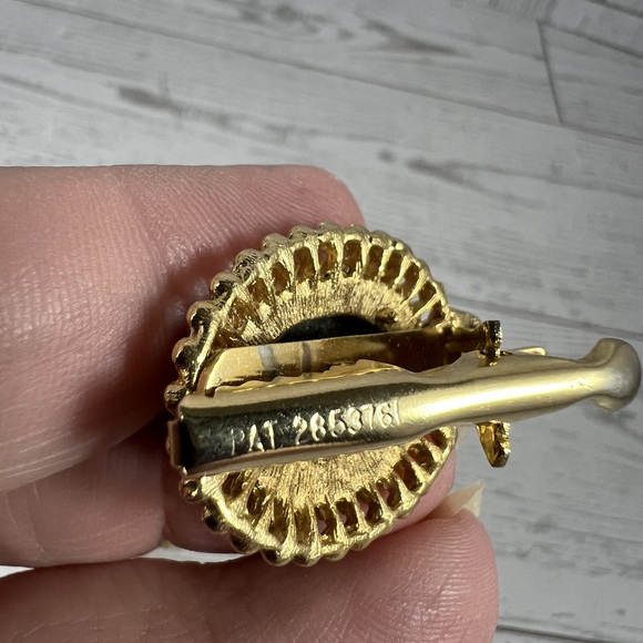 Vintage Gold-tone Filigree Shirt Clip with Gemstone Elegant Formal Timeless - Picture 5 of 6